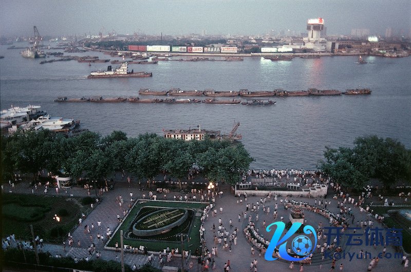 炎炎夏季夜晚，外滩东谈主潮涌动，上海 ©️罗伯特·凡德·休斯特, 1991